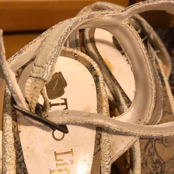 Two Lips Distressed Sandal - Picture 4 of 5